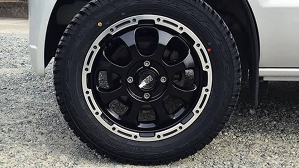 キャンピングカーのタイヤの写真