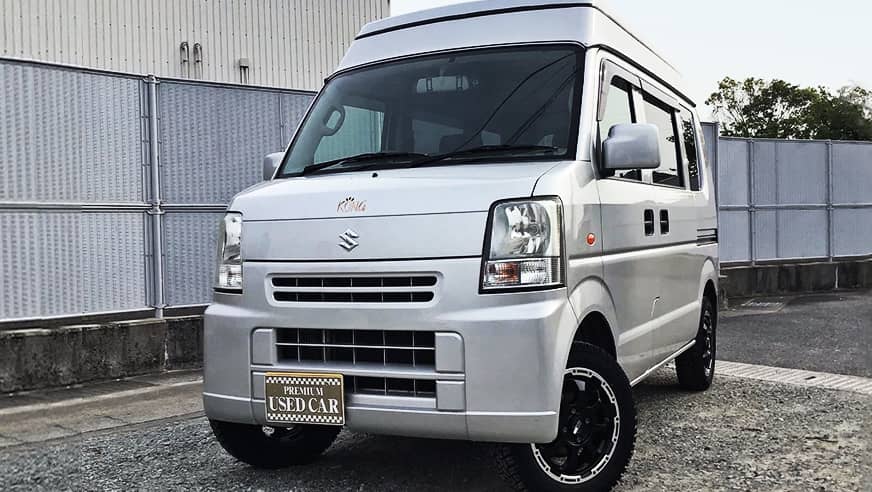 シルバーカラーの軽キャンピングカーを正面右斜めから見た写真